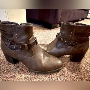 Brown ankle boots. White mountain size 8